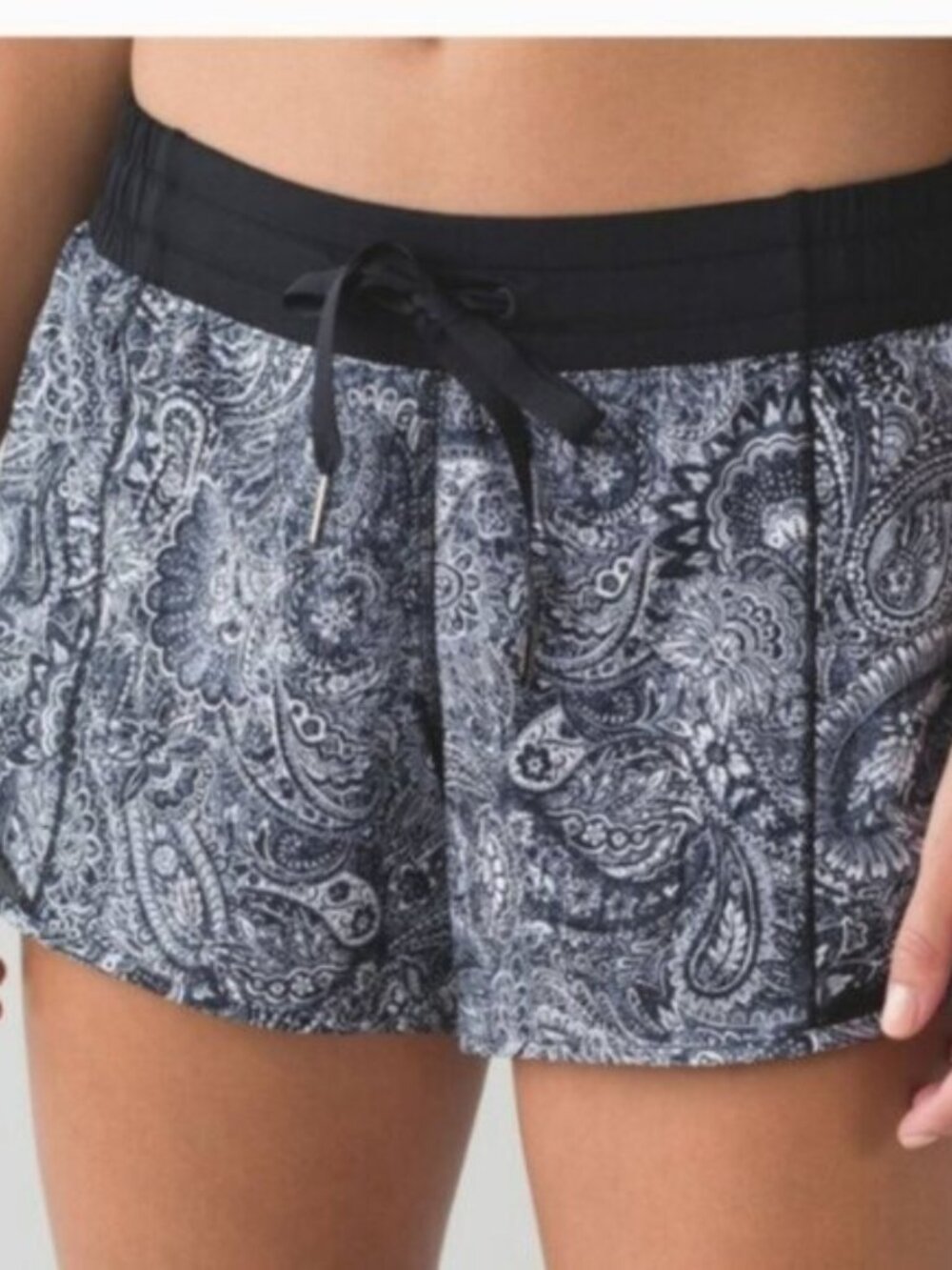 Lululemon Black White Paisley Hotty Hot Short (Long) SZ 10